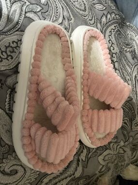 Cozy Pink Fuzzy Slide Sandals 36/37